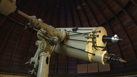 Das historische Teleskop der Greifswalder Sternwarte kehr nach Sanierungen zurück. © NDR Foto: NDR