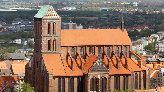 St. Georgen in Wismar mit Blick auf die Dachkonstruktion © dpa-Bildfunk Foto: Jens Büttner/dpa-Zentralbild/dpa