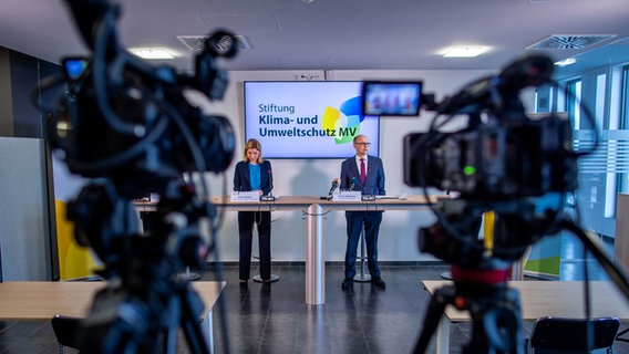 Kameras zeichnen eine Pressekonferenz der Stiftung Klima- und Umweltschutz MV auf. © picture alliance/dpa/dpa-Zentralbild, Jens Büttner 