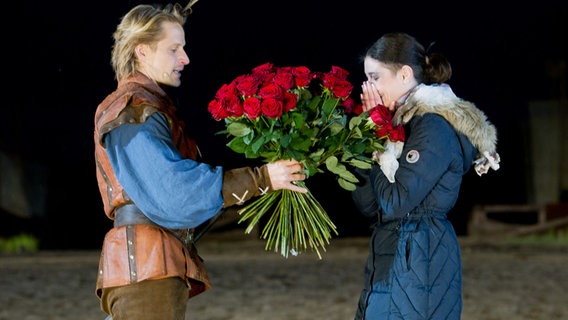 Nach der Premiere des Stück macht Bastian Semm, Darsteller des Seeräubers Klaus Störtebeker seiner Lebensgefährtin Claudia Gaebel einen Heiratsantrag. © NDR Foto: Stefan Sauer