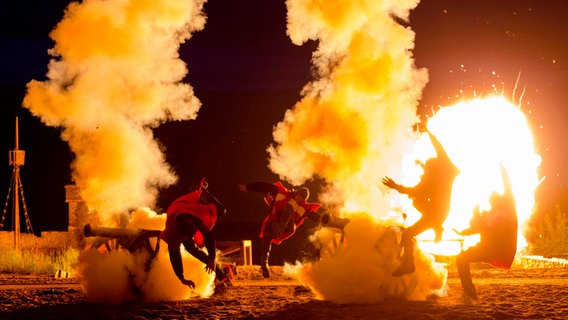 Stunts im Feuer von Kanonen © störtebeker-presse Foto: störtebeker-presse