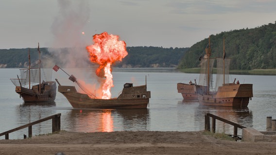Explosion der Handelsschiffe bei den Störtebeker Festspielen. © NDR Foto: Birgit Vitense