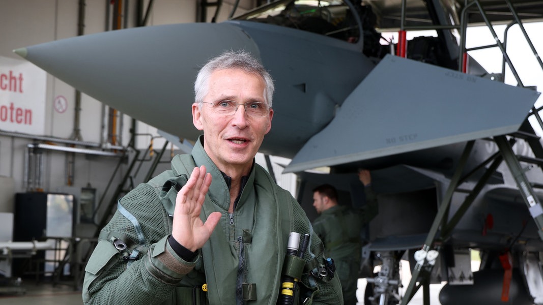 NATO-Generalsekretär Jens Stoltenberg bereitet sich bei seinem Besuch beim Taktischen Luftwaffengeschwader 73 