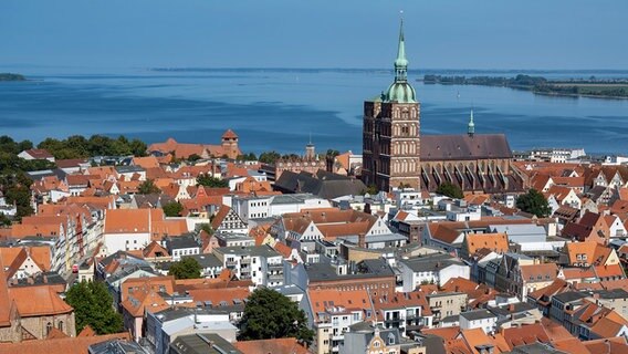 Stralsund: Blick von der Aussichtsplattform der St. Marienkirche über die Altstadt mit dem Neuen Markt. © Stefan Sauer/dpa +++ dpa-Bildfunk Foto: Stefan Sauer/dpa +++ dpa-Bildfunk