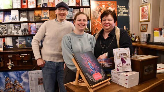 Verleger Peter Hoffmann mit Tochter Eva und Frau Katrin. © NDR Foto: Janet Lindemann