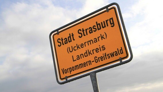 Ortsschild Strasburg © imago images / BildFunkMV 
