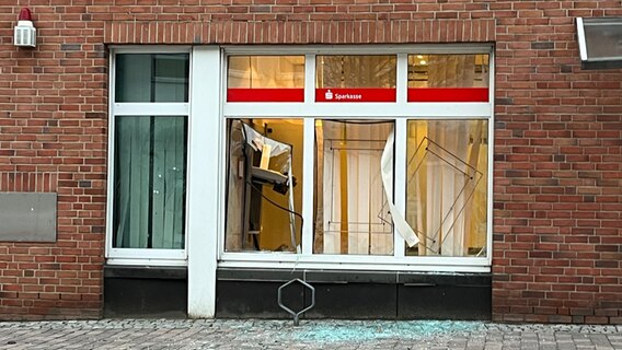 Unbekannte haben einen Geldautomaten in Strasburg (Uckermark) im Landkreis Vorpommern-Greifswald gesprengt. © Christopher Niemann Foto: Christopher Niemann