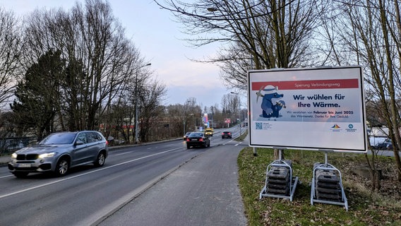 Ein Schild am Verbindungsweg in Rostock informiert über anstehende Bauarbeiten. Ein Schild am Verbindungsweg in Rostock informiert über anstehende Bauarbeiten. © Carolin Beyer Foto: Carolin Beyer