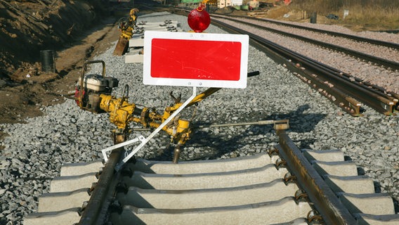 Ein Sperrschild am Ende eines Schienenstrangs © dpa Foto: Bernd Wüstneck
