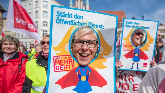 Mehrere hundert Mitarbeiter des öffentlichen Dienstes aus Mecklenburg-Vorpommern fordern bei einer Kundgebung in Schwerin höhere Gehälter. © dpa-Bildfunk Foto: Jens Büttner