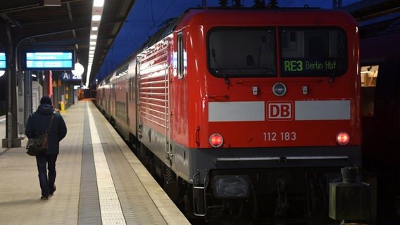 Eine Regionalbahn der Linie RE 3 Berlin steht ohne Personal im Hauptbahnhof Stralsund © dpa-Zentralbild Foto: Stefan Sauer/dpa-Zentralbild