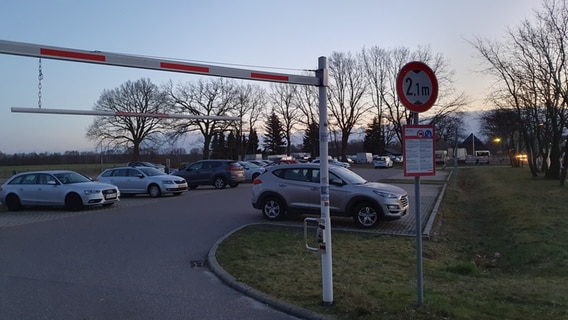 The commuter car park in Bandenitz (Ludwigslust-Parchim district) on Monday morning.  © NDR Photo: Fabian Weißhaupt