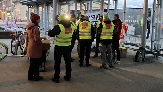 Streikende am Bahnhof Greifswald © NDR Foto: Stefan Weidig