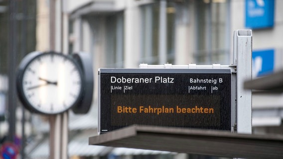 Eine Anzeigetafel der Rostocker Straßenbahn AG ist am Doberaner Platz in Rostock. © dpa-Bidlfunk Foto: Frank Hormann