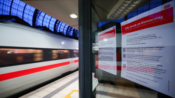 Ein Hinweiszettel zum Bahnstreik hängt an einem Gleis im Hauptbahnhof während eine ICE gerade abfährt. © Christian Charisius/dpa Foto: Christian Charisius/dpa