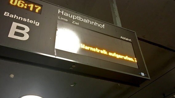 Auf einer Anzeigetafel in der Straßenbahnstation am Rostocker Hauptbahnhof ist "... Warnstreik aufgerufen ..." zu lesen. © NDR Foto: Christian Kohlhof