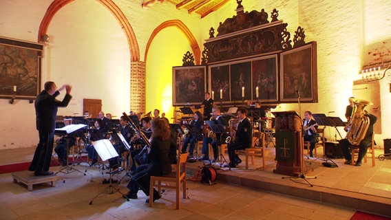 Orchester mit Dirigent spielen in einer Kirche © NDR 