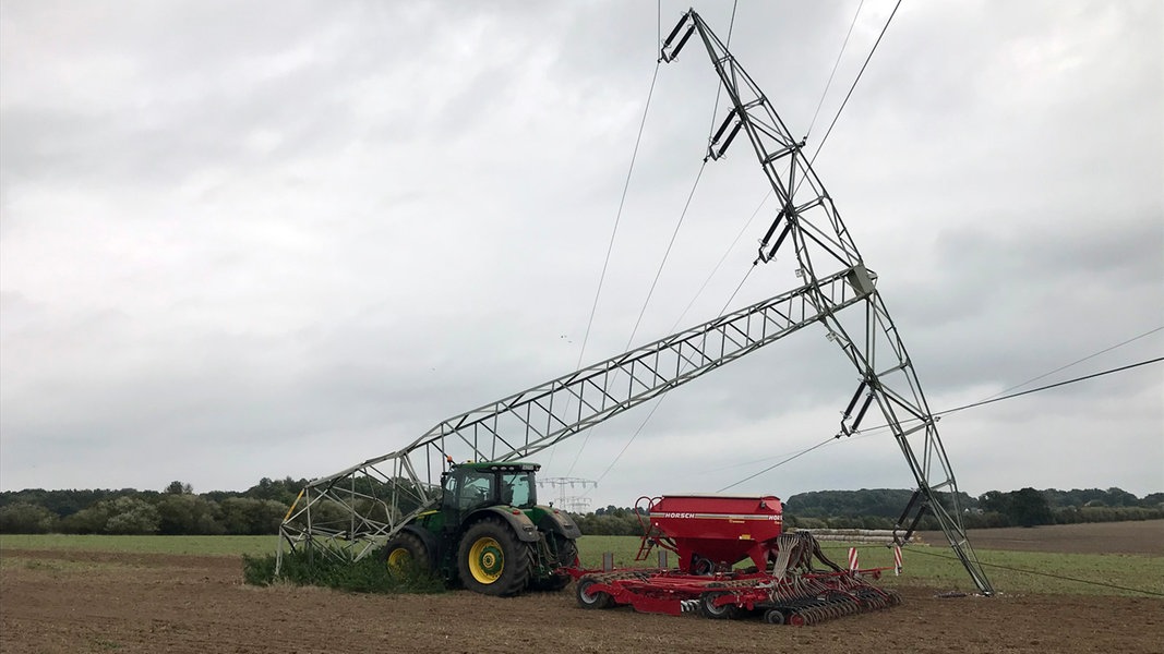 Traktor beschädigt Strommast - 17.000 Haushalte ohne Strom