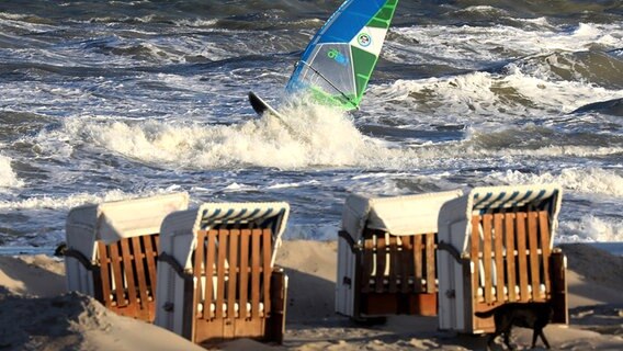 Sturmtief "Siglinde" sorgt für eine aufgewühlte Ostsee, ein Surfer nutzt den Wind für seinen Sport. © dpa-Bildfunk Foto: Bernd Wüstneck