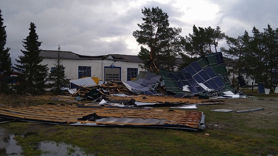 In Kemnitz hat der Sturm ein Dach weggeweht. © NDR Foto: Christian Peplow