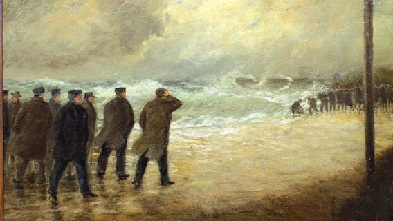 Auf einem Gemälde von Wilhelm Dabelstein sind zahlreiche Männer am Strand zu sehen, während extrem hohe Wellen das Meer aufpeitschen. © Heimatmuseum Warnemünde Foto: Wilhelm Dabelstein