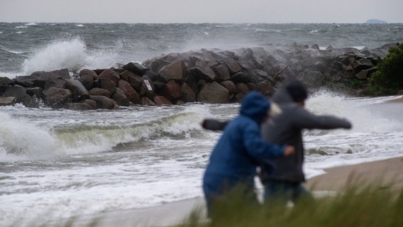 Wellen schlagen an den Strand der Insel Rügen. Die Menschen an der Ostseeküste müssen sich auf eine schwere Sturmflut einstellen. © dpa Foto: Stefan Sauer