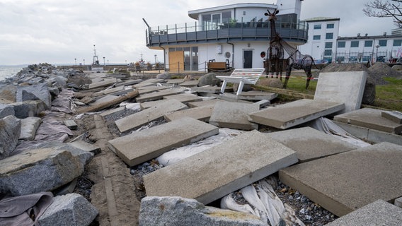 Gehwegplatten wurden durch die Sturmflut an der Ostseeküste an der Strandpromenade weggeschwemmt © Stefan Sauer/dpa 