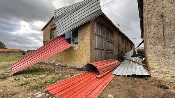 In Grabow-Below berichteten Anwohner von einem Tornado der am Vormittag durchs Dorf gezogen sein soll. Zwei Technikhallen eines Landwirtes wurden durch die Böen fast vollständig abgedeckt. © Michael Brockmöller Foto: Michael Brockmöller
