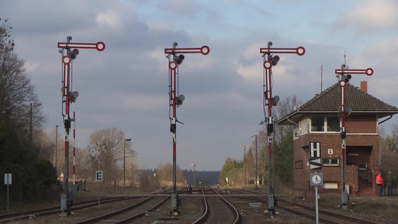 Aus fünf Richtungen treffen Gleise am stillgelegten Bahnhof von Karow bei Plau am See zusammen. © ndr.de Foto: ndr.de