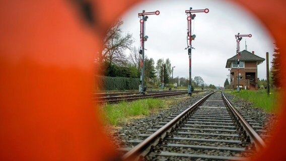 Blick durch ein Strecken-Sperrschild auf die leeren Gleise im Bahnhof Karow. © dpa-Bildfunk Foto: Jens Büttner