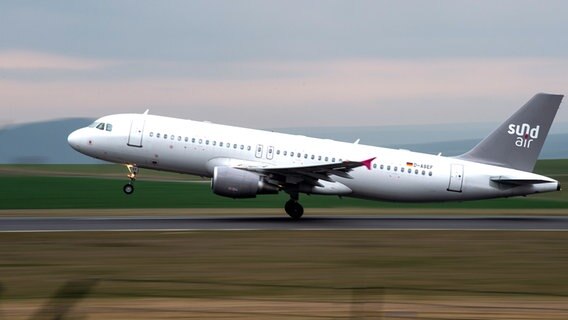 Ein Airbus A320 der Fluggesellschaft Sundair startet © dpa-Bildfunk Foto: Swen Pförtner