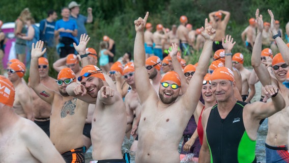 Beim 57. Internationalen Sundschwimmen starteten auf der Insel Rügen rund 1.000 Teilnehmer in die Fluten des Strelasunds. © dpa-bildfunk Foto: Stefan Sauer/dpa