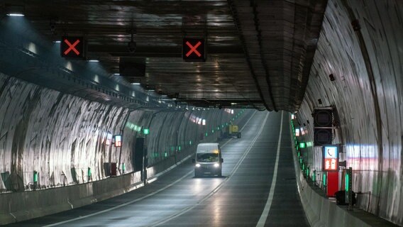Swinemünde: Blick in den Straßen-Tunnel unter der Swine in Swinemünde. Der Tunnel ist rund 1,8 Kilometer lang und kostete mehr als 200 Millionen Euro. © Stefan Sauer/dpa +++ dpa-Bildfunk +++ Foto: Stefan Sauer/dpa +++ dpa-Bildfunk +++