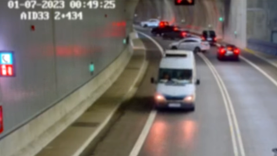 Screenshpt von Bildern aus dem Überwachungskameras des Swinetunnels zeigen, wie mehere Autofahrer im laufenden Verkehr im Tunnel wenden. © Tunel w Świnoujściu Foto: Tunel w Świnoujściu