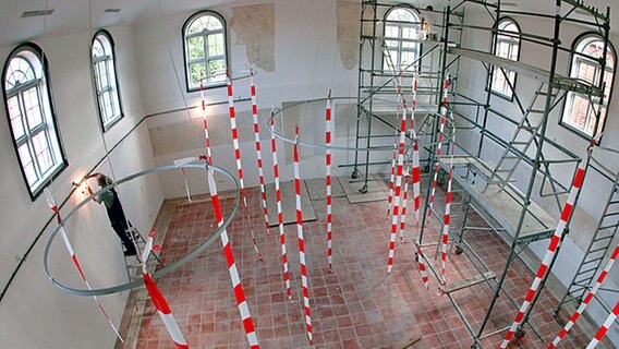 Bauarbeiter bei letzten Sanierungsarbeiten in der Hagenower Synagoge. © dpa/picture-alliance 