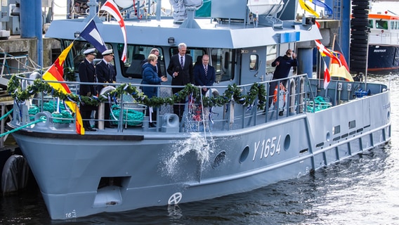 Susanne Ross (M), Bürgervorsteherin und Leiterin der Ratsversammlung der Kreisstadt Schleswig, tauft in Rostock Gehlsdorf das auf der Tassen-Werft gebaute neue Arbeitsboot der Marine auf den Namen "Schleswig". © Jens Büttner/dpa +++ dpa-Bildfunk +++ Foto: Jens Büttner/dpa +++ dpa-Bildfunk +++