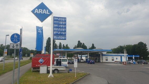 Tankstelle mit Preisanzeigetafel.  Foto: Sven-Peter Martens