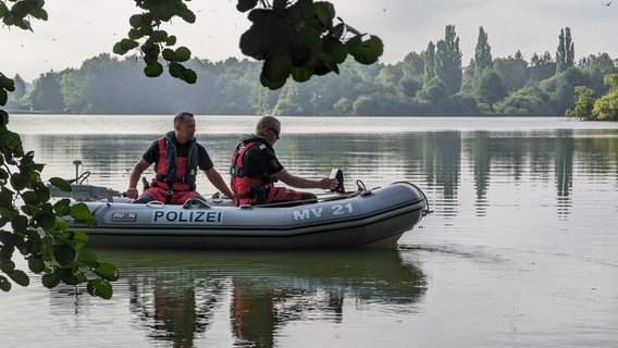 Polińscy nurkowie szukają samolotu w jeziorze Ostorfer w Schwerinie © NDR/ Christoph Loose 