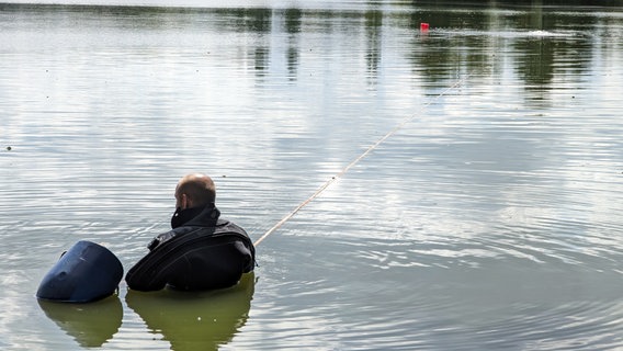 Polizeitaucher auf der Suche nach einem Flugzeug im Ostorfer See in Schwerin © NDR/ Christoph Loose 