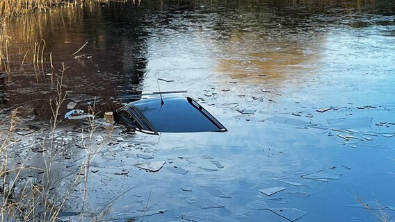 Auto im Dorfteich © Freiwillige Feuerwehr Güstrow 