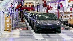 Limousinen von Typ "Model 3" des US-Elektroautohersteller Tesla werden in der "Gigafactory" in Shanghai gefertigt. © picture alliance/dpa Foto: Ding Ting