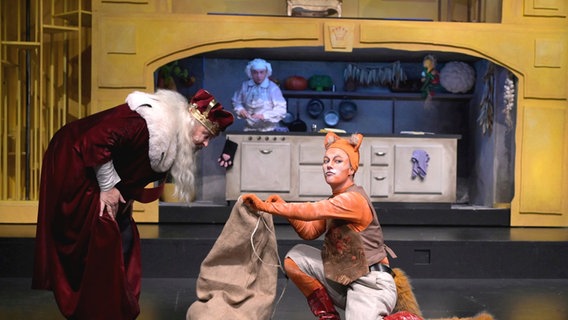Schauspieler stehen bei einer Probe des Weihnachtsmärchens "Der gestiefelte Kater" auf der Bühne des Volkstheaters Rostock. © Dorit Gätjen/Volkstheater Rostock/dpa Foto: Dorit Gätjen