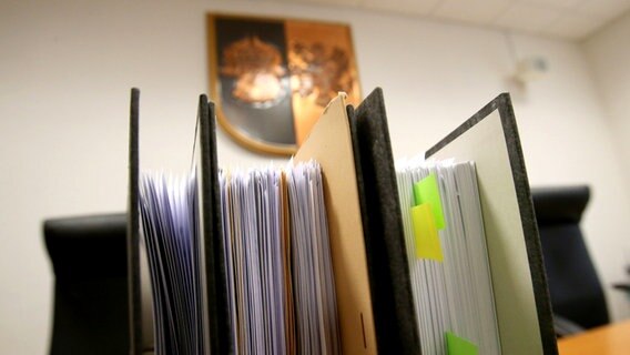 Akten auf einem Richtertisch Akten auf einem Richtertisch © DPA-Bildfunk Foto: Bernd Wüstneck