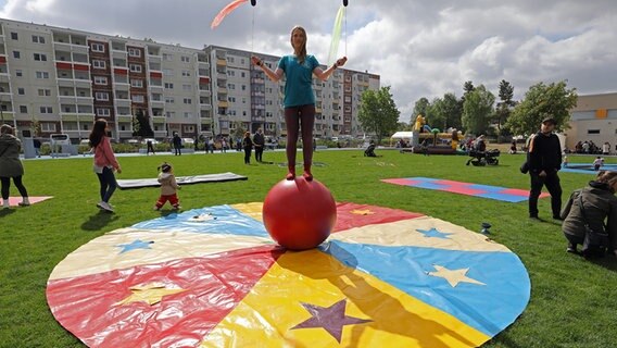 Mit einem Volksfest wird der neue Bürgerpark im Stadtteil Toitenwinkel eingeweiht ©  Bernd Wüstneck/dpa +++ dpa-Bildfunk +++ Foto:  Bernd Wüstneck/dpa +++ dpa-Bildfunk +++