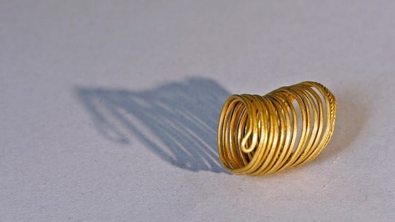 Goldener Spiralring aus dem Tollensetal © Universität Greifswald Foto: Hans-Werner Hausmann