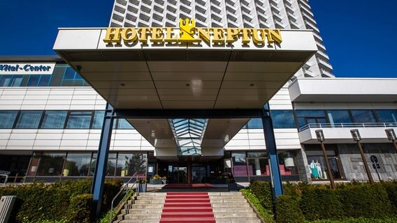 Eingang des Neptun-Hotels in Rostock-Warnemünde © dpa-Bildfunk Foto: Jens Büttner