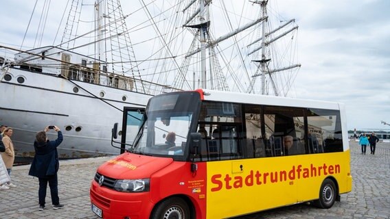 Ein Bus der Stadtrundfahrten steht im Hafen der Altstadt von Stralsund. © dpa-Bildfunk Foto: Stefan Sauer