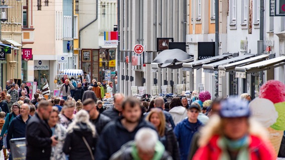 Auf der Einkaufsstraße und Fußgängerzone Ossenreyer Straße in Stralsund sind zahlreiche Menschen unterwegs. © dpa-Bildfunk Foto: Stefan Sauer