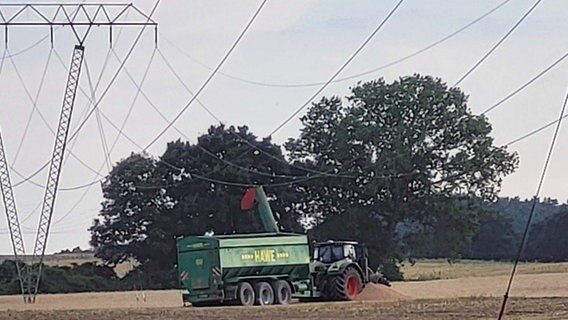 Traktor kollidiert mit Hochspannungsleitung. © Polizeipräsidium Neubrandenburg 
