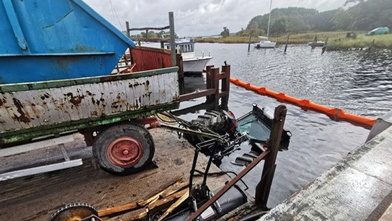 In Schaprode ist ein Traktor ins Wasser gerollt. © Landeswasserschutzpolizeiamt Mecklenburg-Vorpommern Foto: Landeswasserschutzpolizeiamt Mecklenburg-Vorpommern